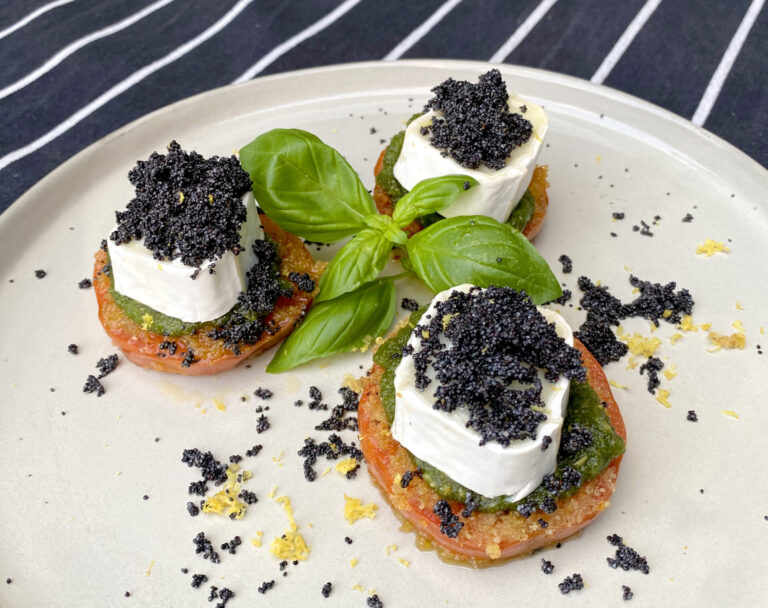 Gebratene Ochsenherztomate mit Basilikumpesto, Ziegenkäse und gepopptem Mohn
