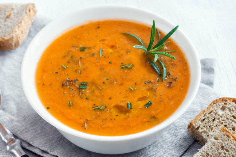 Sommer auf dem Löffel: Rote Linsensuppe mit Orange und Rosmarin
